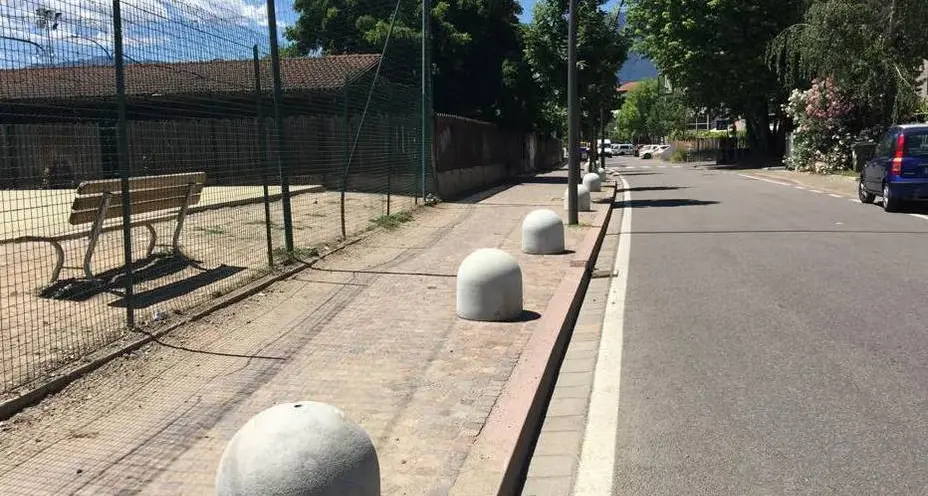 Via i parcheggi, scatta la protesta