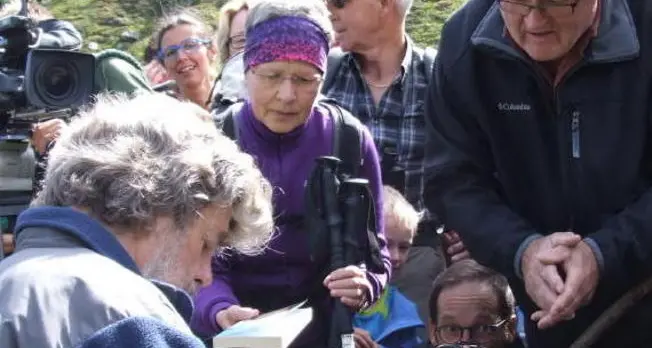 Una folla di curiosi segue all’alpeggio gli yak di Messner