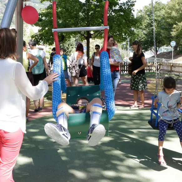 Al parco inclusivo, Klaiver può tornare sull’altalena
