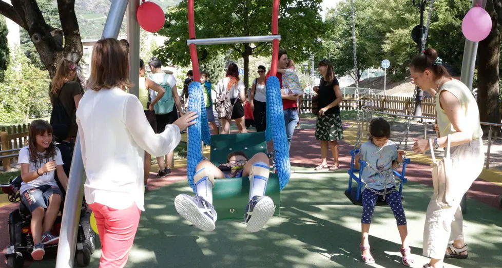 Al parco inclusivo, Klaiver può tornare sull’altalena