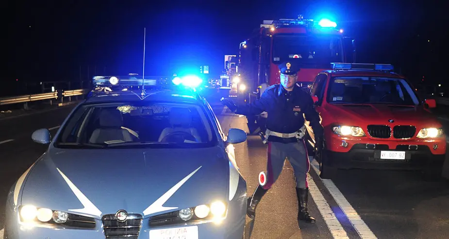 Attraversa a piedi l’A22, travolto e ucciso