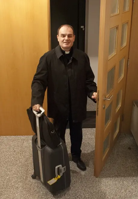 Il vescovo con il trolley: Muser parte per il Brasile