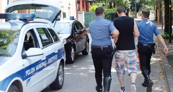 Tenta di uccidere la moglie, giovedì dal giudice