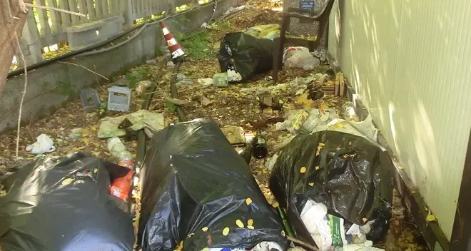 Nella zona della stazione il degrado arriva puntuale