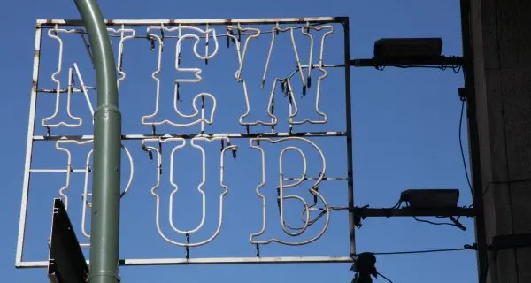 Il New Pub riapre ma vuol cambiare nome