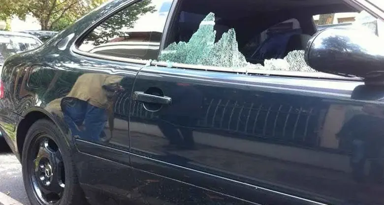«Raid» vandalico contro le automobili in via San Francesco