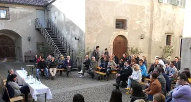 Adunata alpini, previsti incassi record: +500%