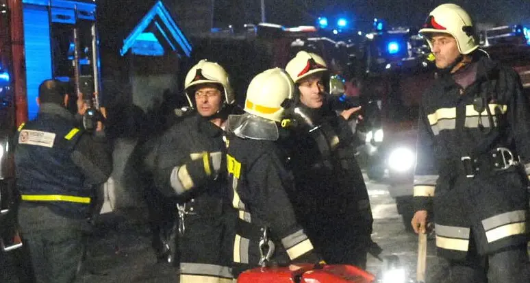 Incendio nell’ascensore: condominio evacuato nella notte