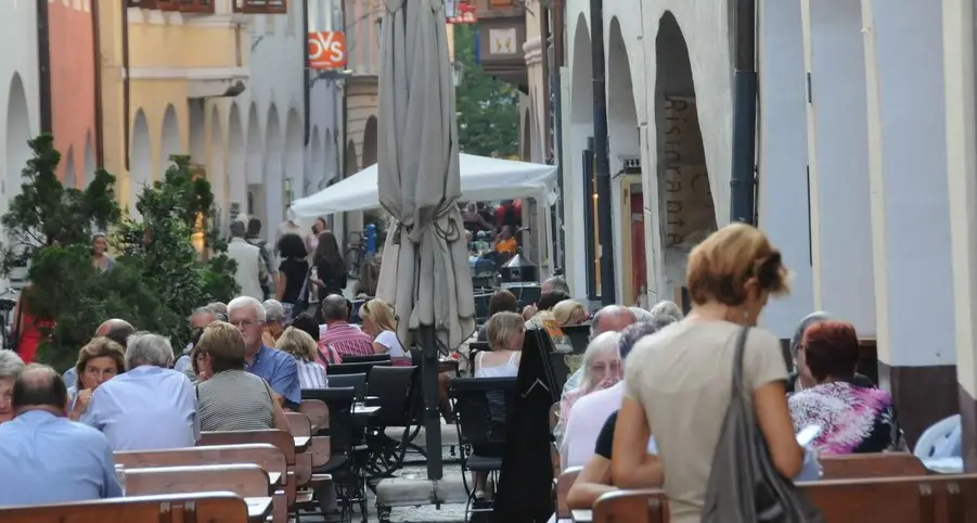 Arredo urbano e locali, norme un po’ meno severe