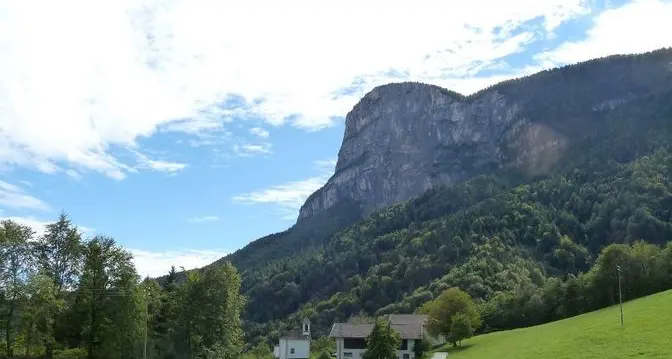 “Cede” la parete Frane continue dal monte Macaion