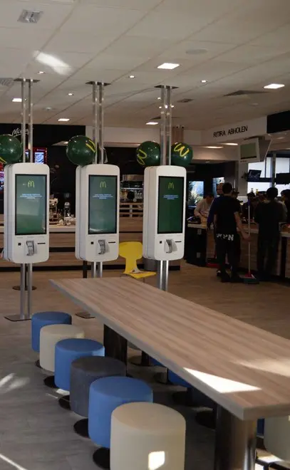 È atterrato McDonald’s: si mangia fino a notte