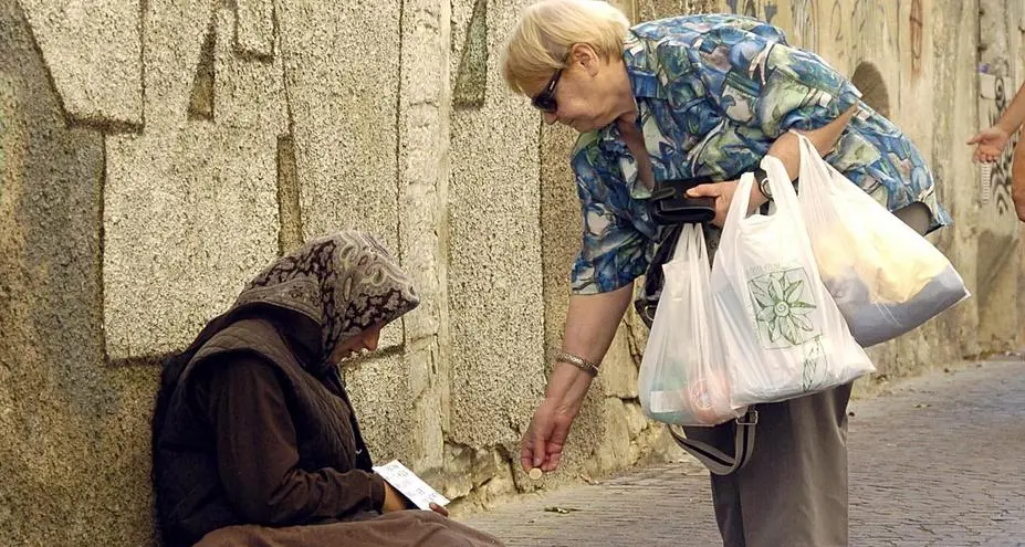 Botte tra mendicanti per i posti migliori