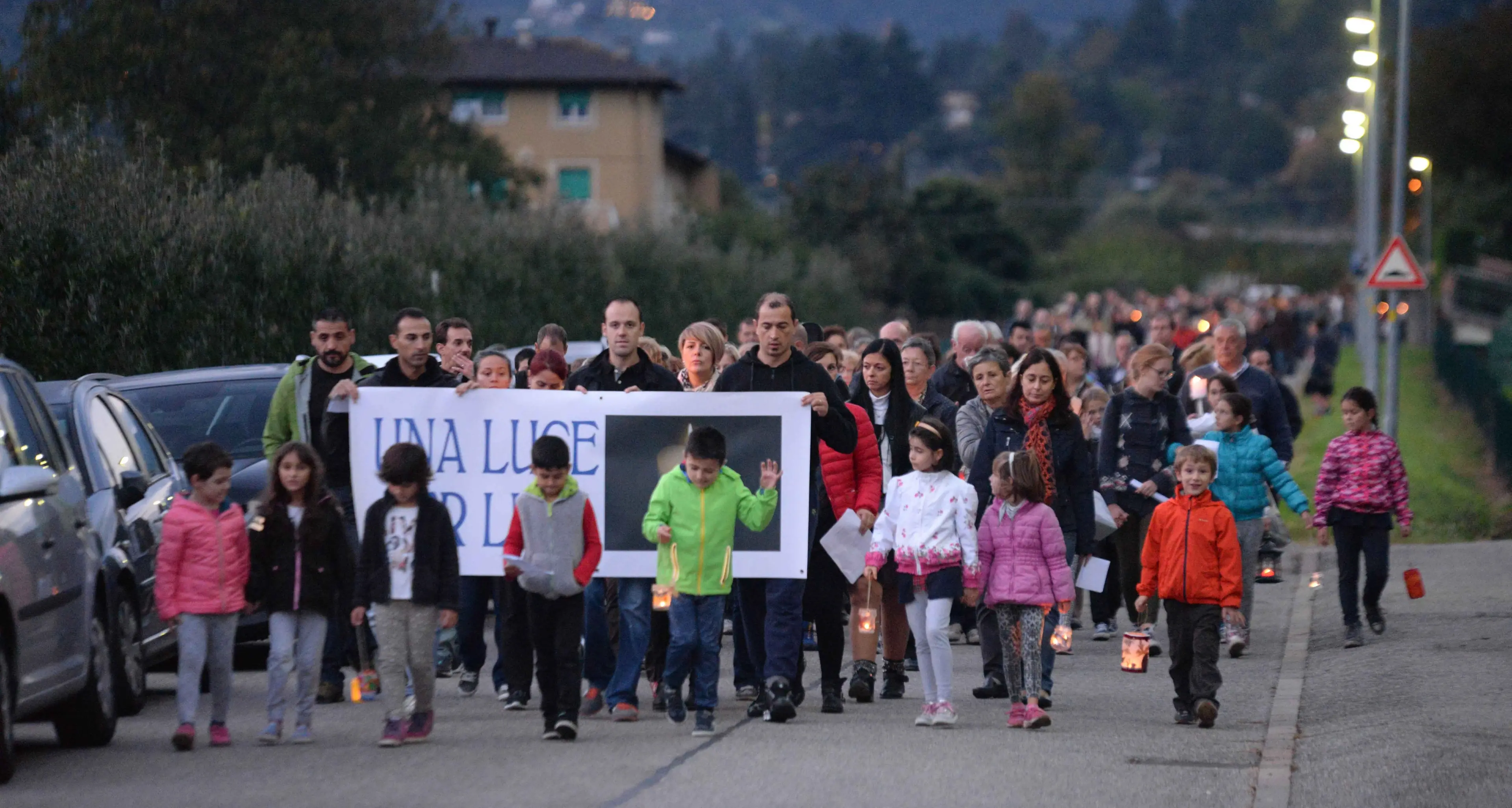 Sinigo, in centinaia alla fiaccolata per il piccolo Liam