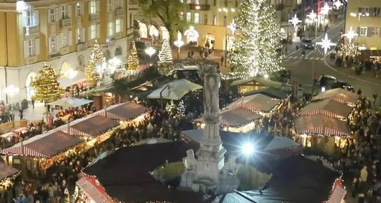 Via al Mercatino Centinaia in piazza