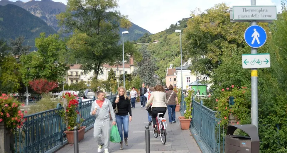 Cambio di rotta, il ponte sul Passirio apre alle biciclette
