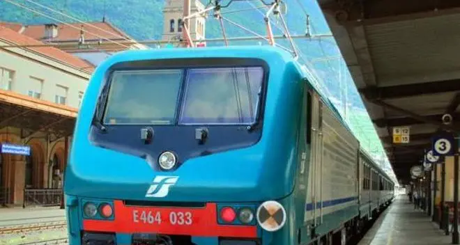 Pesanti ritardi sulla linea ferroviaria, pronti i bus sostitutivi