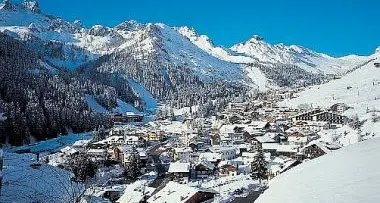 Gaffe in Alto Adige: stand con i monti d'Arabba