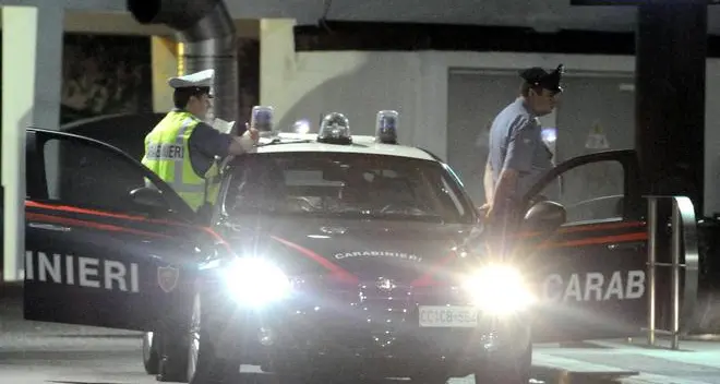 Non si ferma all’alt e sperona l’auto dei carabinieri, denunciato