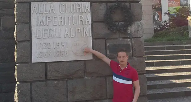 Brunico, il secessionista sudtirolese “festeggia” il 25 aprile offendendo l’Alpino