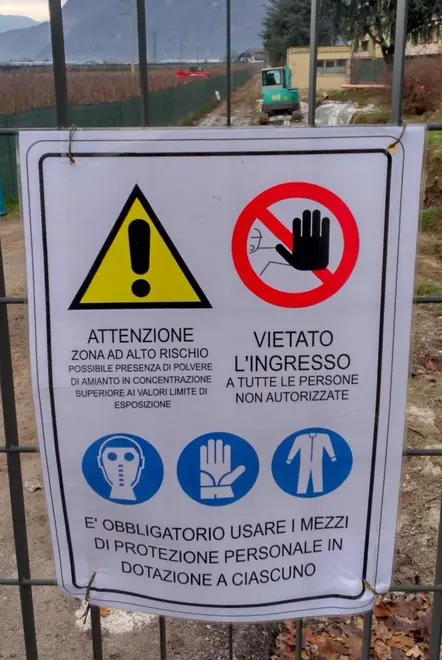 Via Resia, centinaia di sacchi di amianto