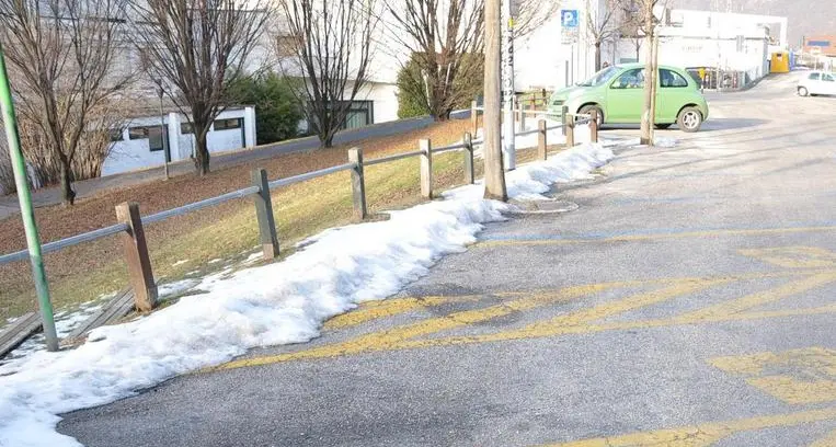 Laives, si rompe l’omero e fa causa al Comune