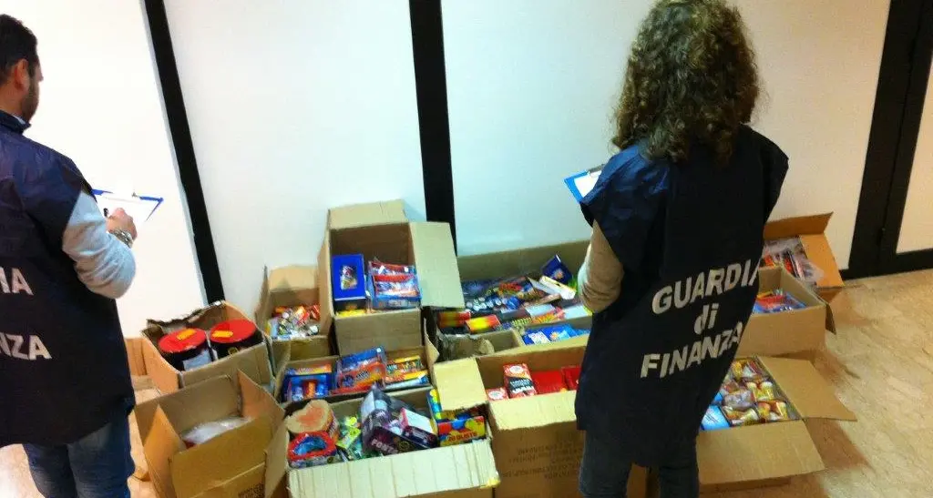 Blitz dei vigili e della Finanza: sequestrati 50 mila articoli \"pericolosi\" in negozi gestiti da cinesi