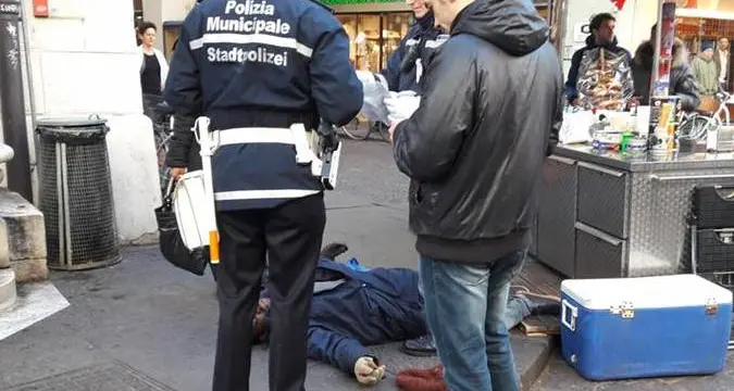 Mendicante inseguito, lo placca un passante