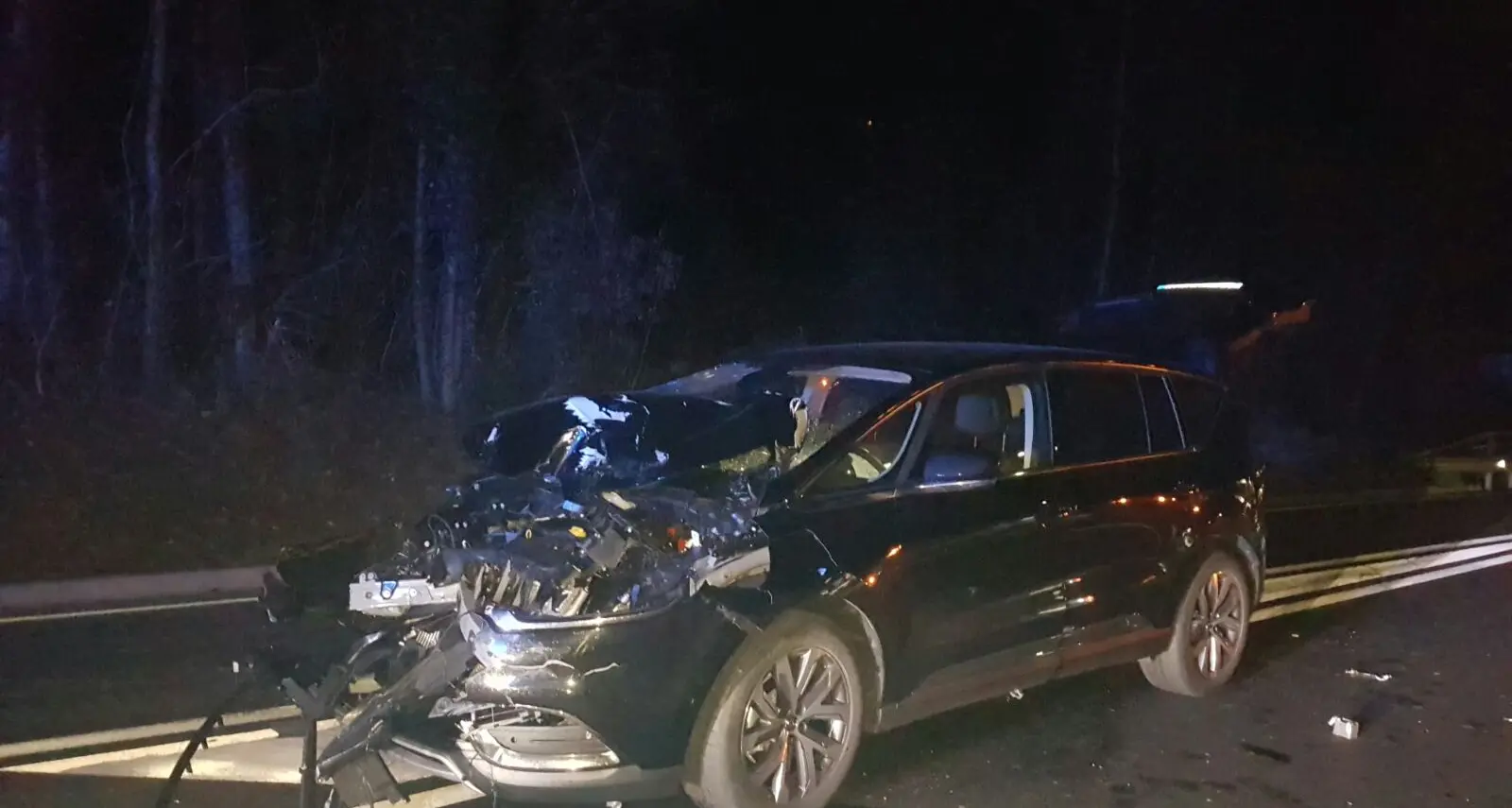 Settequerce, si schiantano contro un'auto e poi scappano