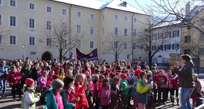 Flash mob a Bressanone, Merano e Bolzano: il ballo contro la violenza alle donne