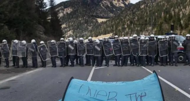 Centri sociali al Brennero: «Non vogliamo lo scontro»