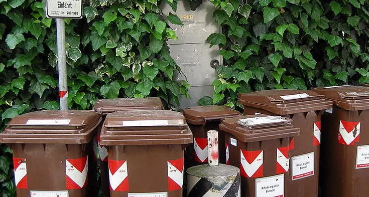 Cassonetti rotti, a pagare sono gli operai della coop