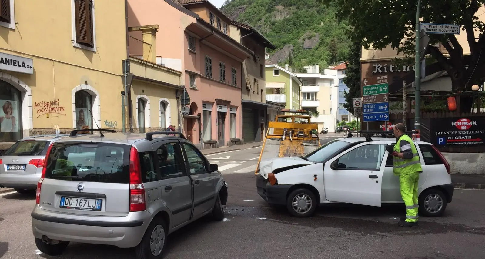 Bolzano, due automobilisti feriti per una mancata precedenza