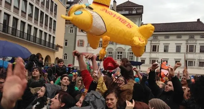 Flash mob in piazza Walther: Rai 2 a caccia di ragazzi vestiti di rosso