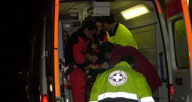 Ragazzo pestato fuori dalla discoteca a Bolzano: rischia di perdere un occhio