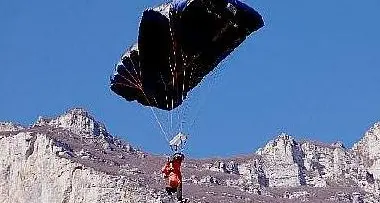 Trento: \"base-jumper\" muore schiantandosi contro parete di roccia