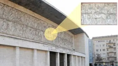 Il frontone con il bassorilievo contestato