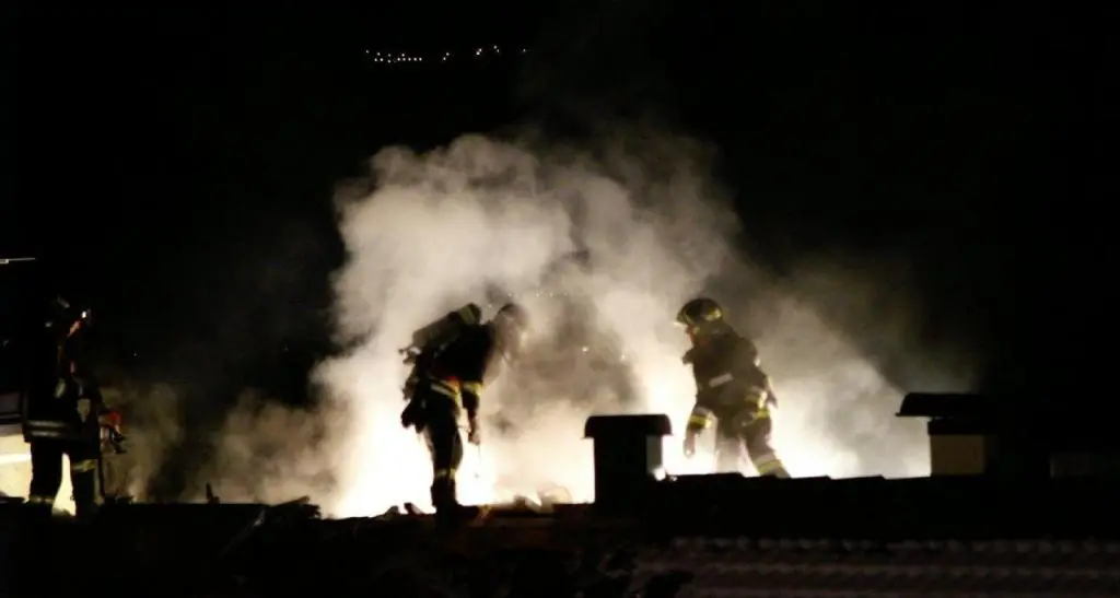 Rogo nel sottotetto di una casa, evacuata una famiglia