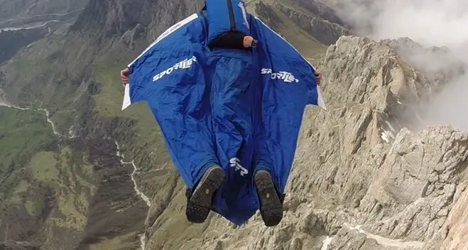 Uli vola nel buco di roccia Impresa del base jumper