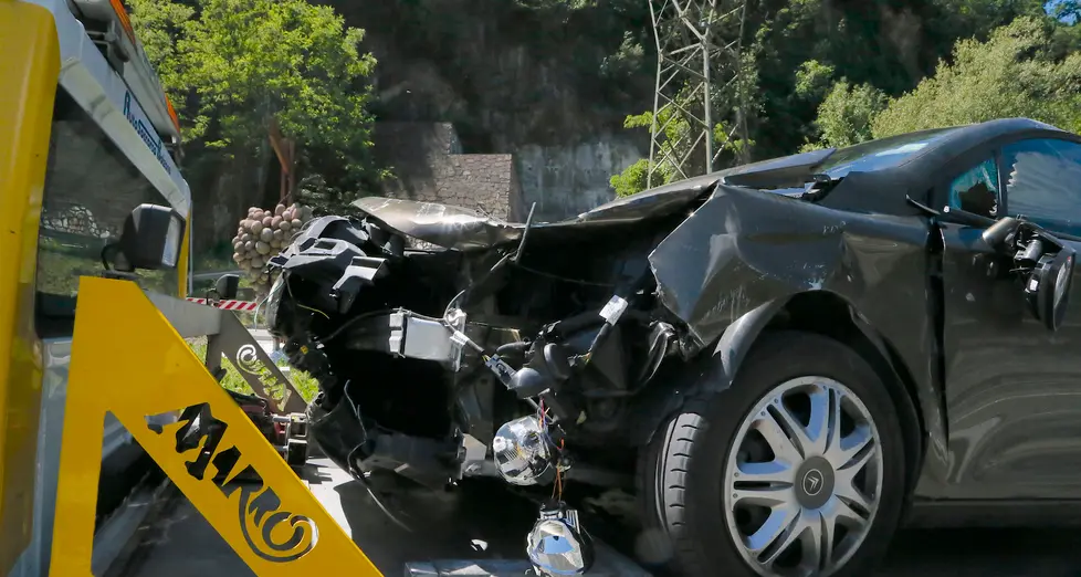 Auto ruote all’aria nei pressi di Cardano: due feriti non gravi