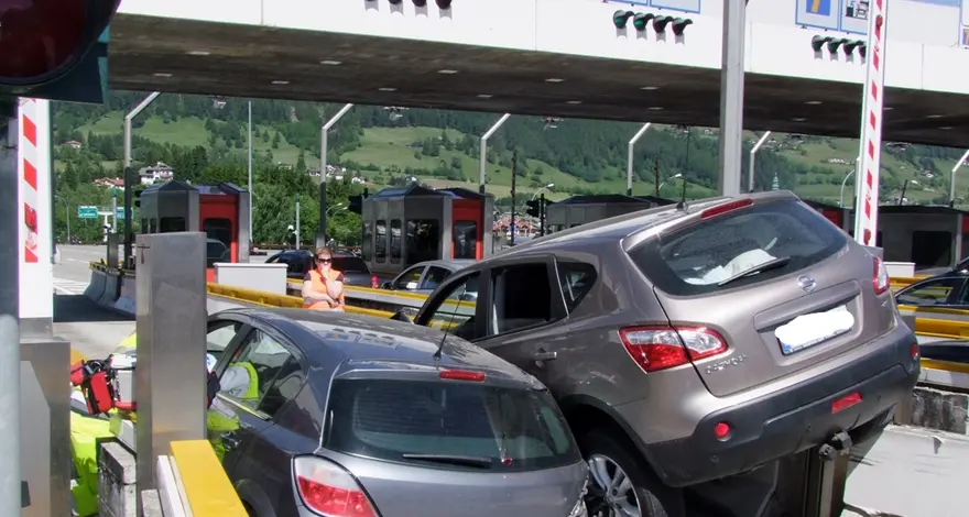 Vipiteno, due auto incastrate al casello. E Facebook si scatena: un milione 800 mila visualizzazioni