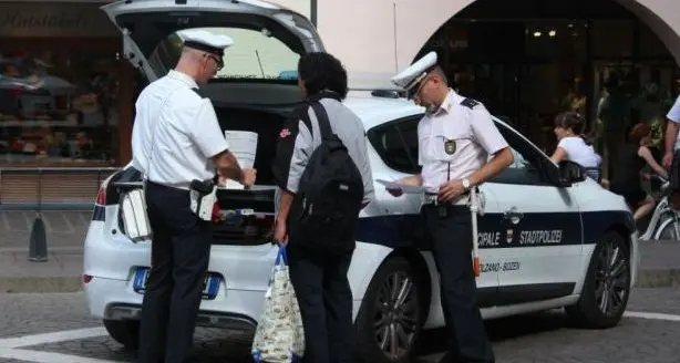 Stretta sui mendicanti, scatta la prima multa
