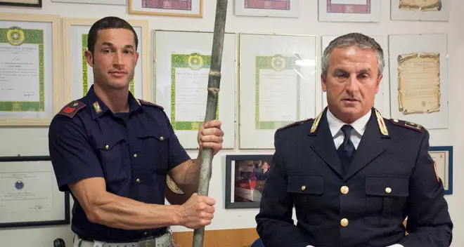 Cercano di far deragliare il treno con un tubo di ferro sui binari
