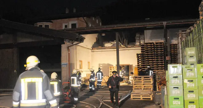 Incendio alla Forst di Lagundo: grande mobilitazione