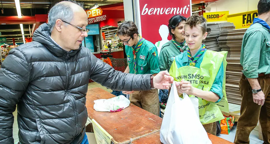 Scorta di cibo per 8300 poveri