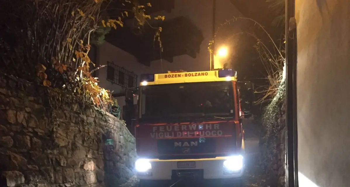 Bolzano, recuperato un camion in difficoltà sulla strada ripida e stretta di Santa Maddalena