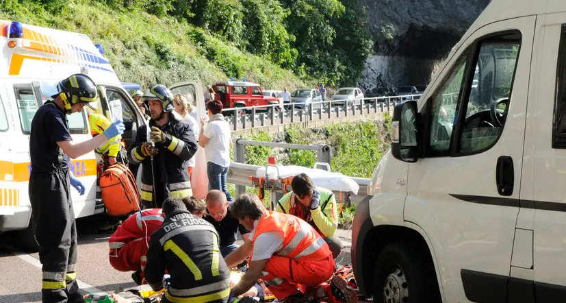 Incidente stradale, centauro investe due ciclisti