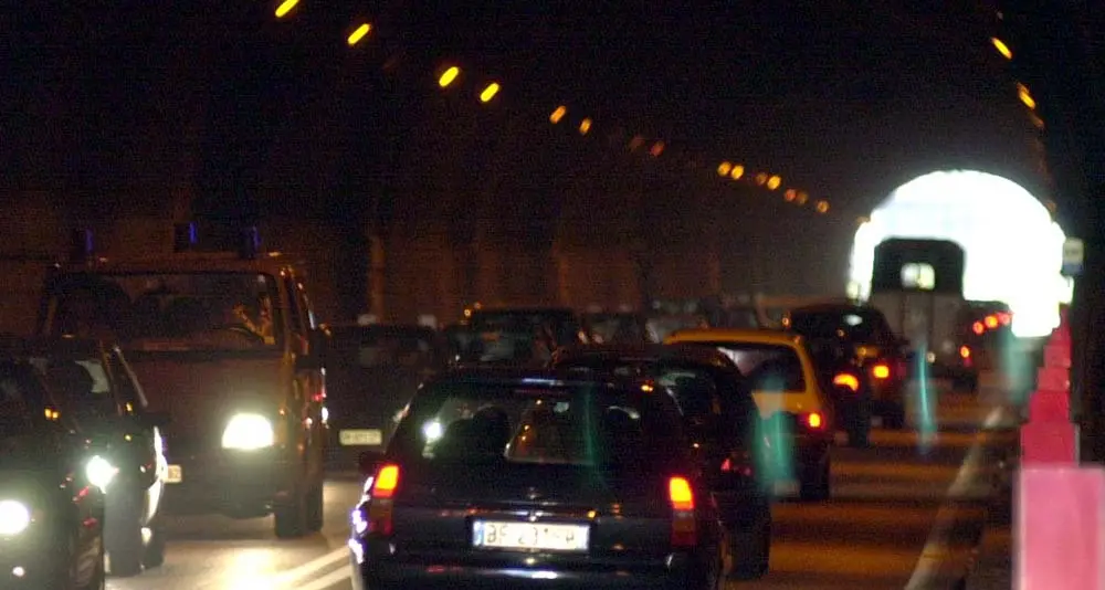 Automobilista colta da malore nella galleria del Virgolo. Traffico in tilt