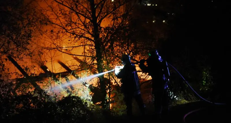 San Genesio, incendio nella segheria abbandonata: non si esclude il dolo