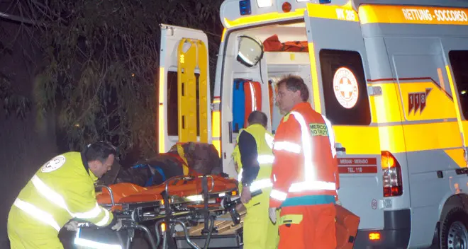 Cade dalla finestra, grave una donna di 47 anni