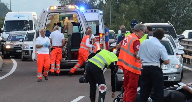 Si schianta in moto, rischia la paralisi